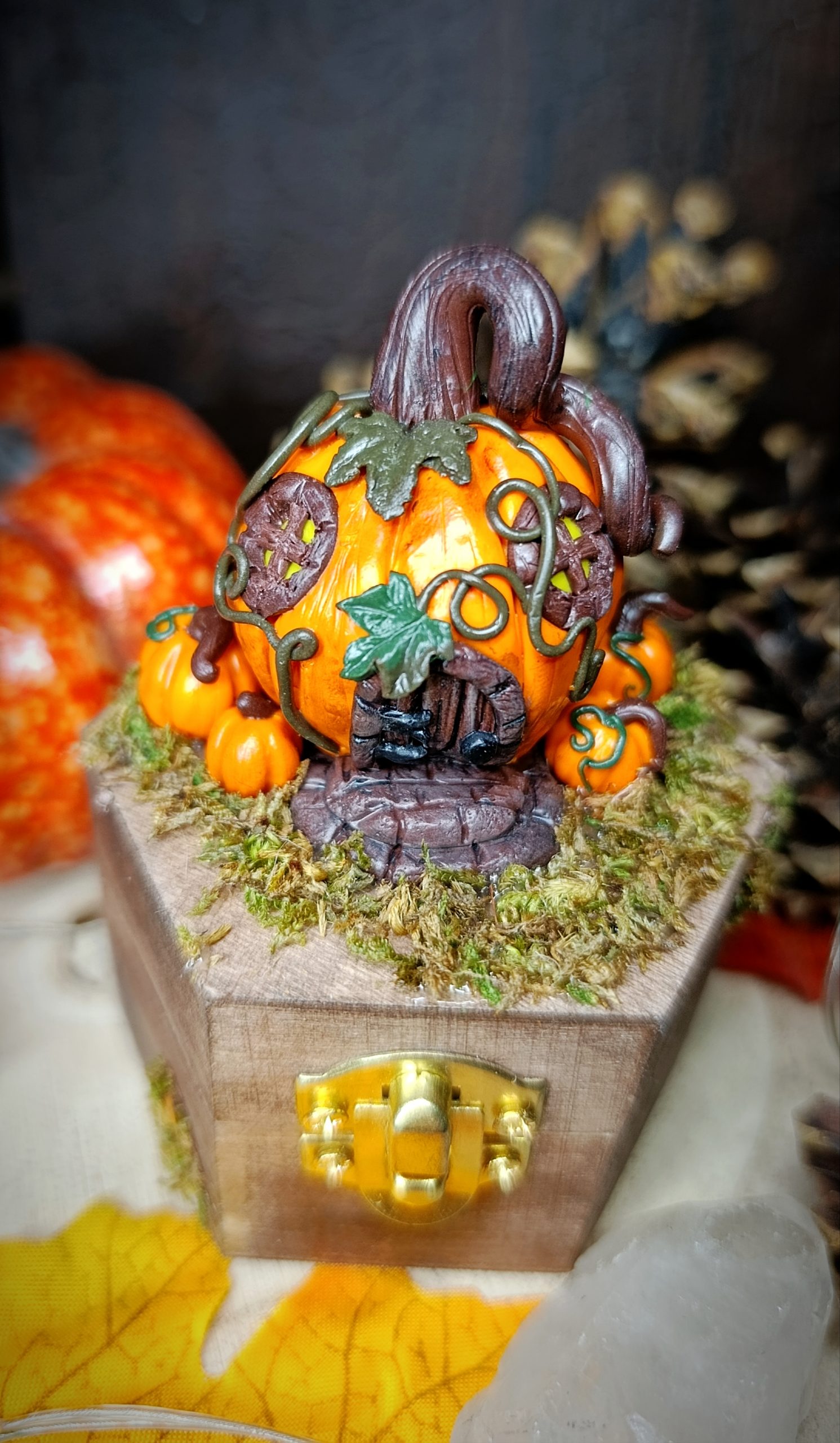 Boite en bois avec sculpture maison citrouille – Image 3