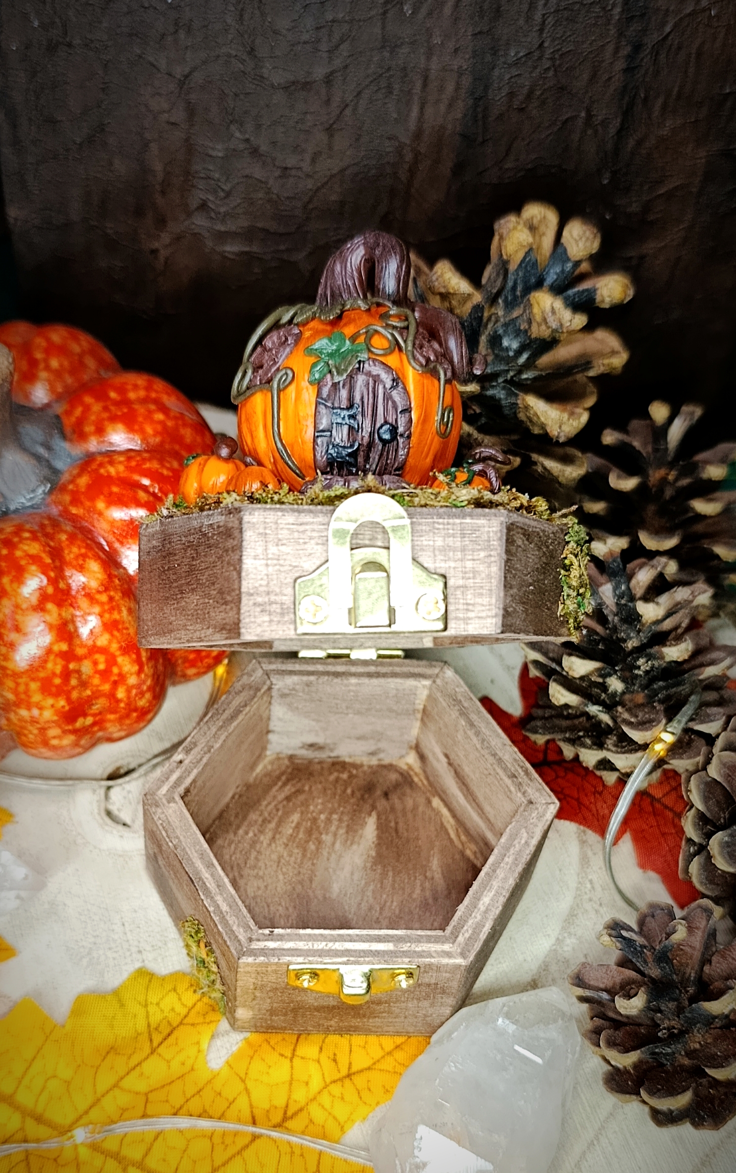 Boite en bois avec sculpture maison citrouille – Image 5