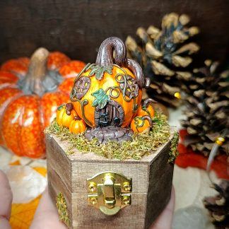 Boite en bois avec sculpture maison citrouille