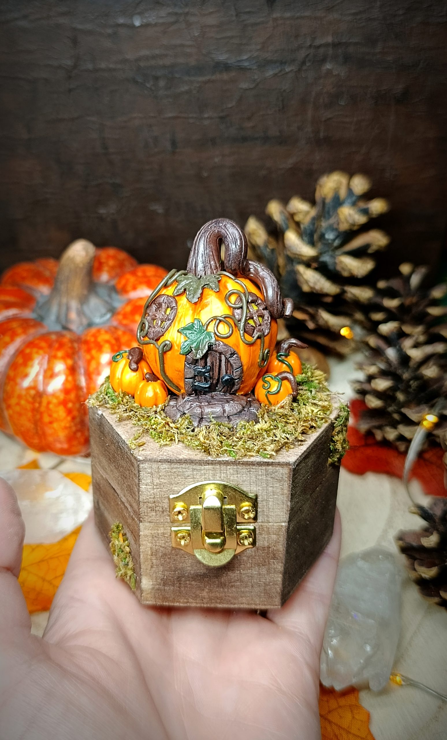 Boite en bois avec sculpture maison citrouille