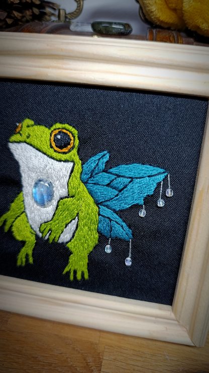 Broderie sous cadre "La Grenouille des fées" avec une pierre de lune – Image 5