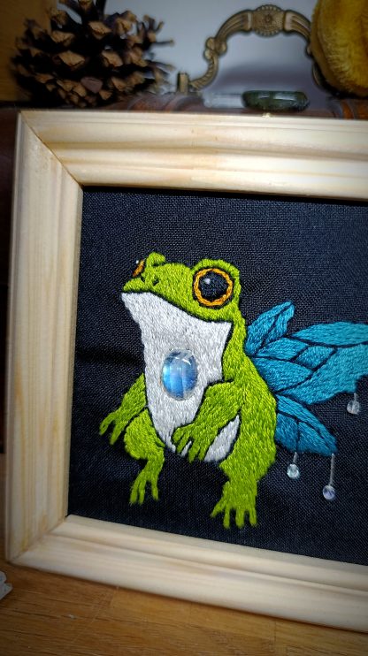 Broderie sous cadre "La Grenouille des fées" avec une pierre de lune – Image 6