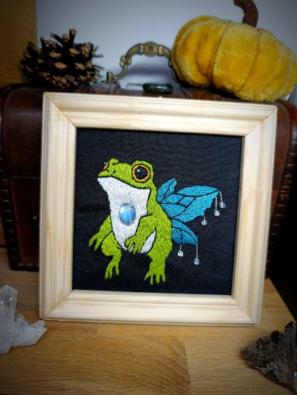 Broderie sous cadre "La Grenouille des fées" avec une pierre de lune