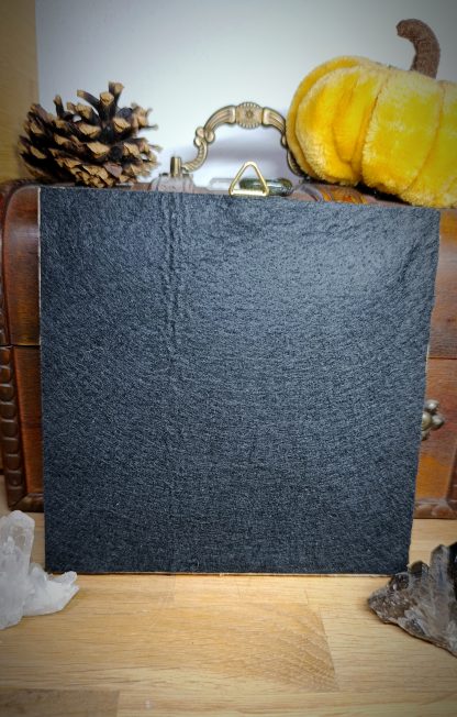 Broderie sous cadre "La Grenouille des fées" avec une pierre de lune – Image 4
