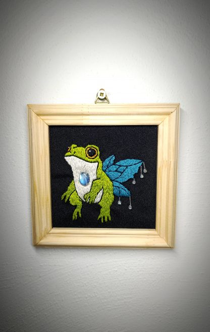 Broderie sous cadre "La Grenouille des fées" avec une pierre de lune – Image 3