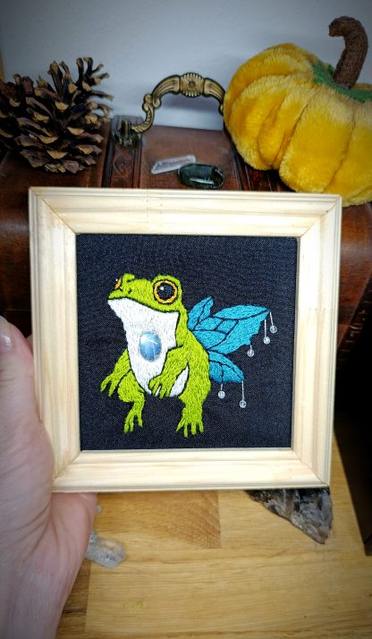 Broderie sous cadre "La Grenouille des fées" avec une pierre de lune – Image 2