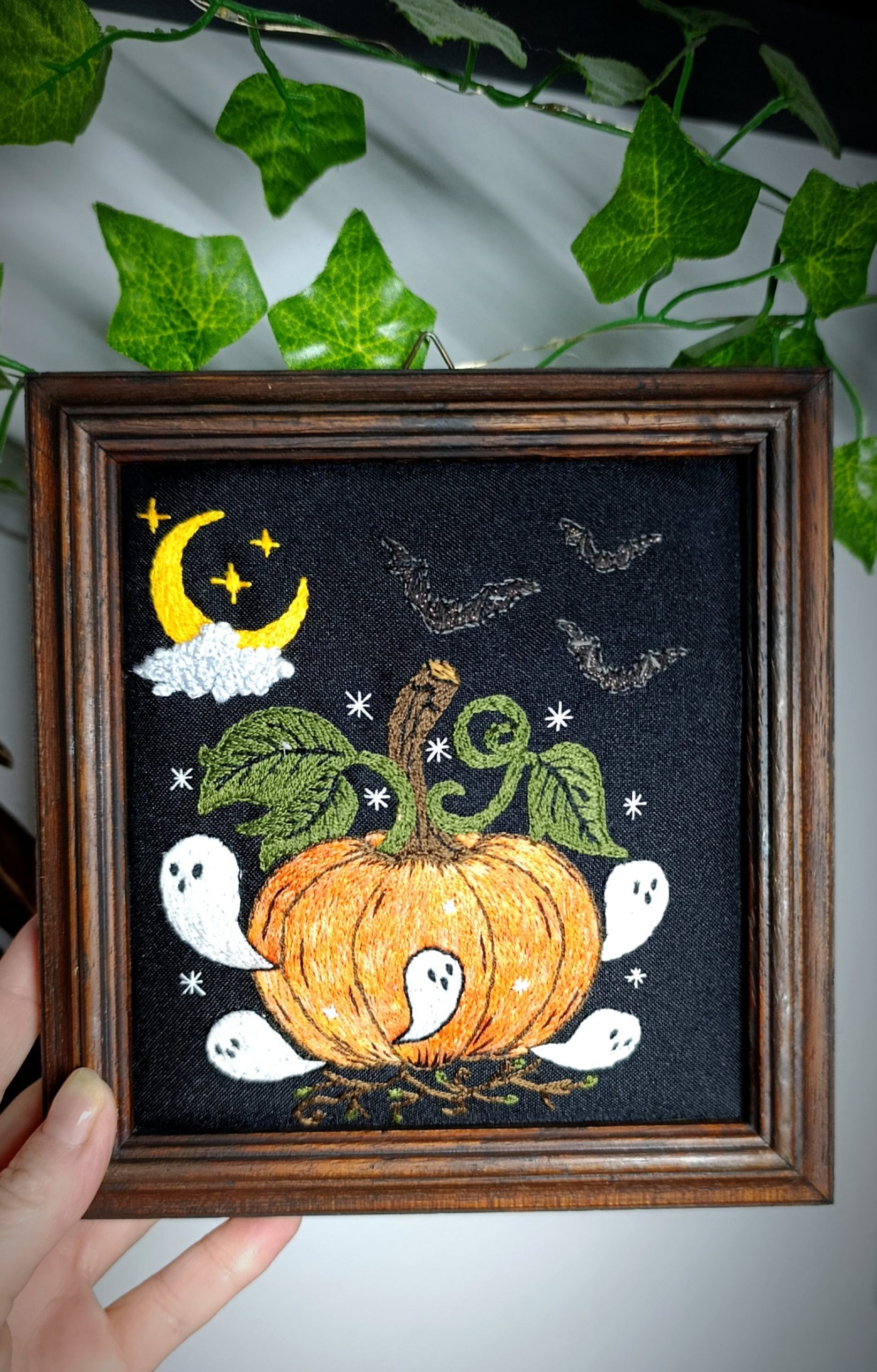 Broderie sous cadre "Les petits esprits de la citrouille" – Image 2