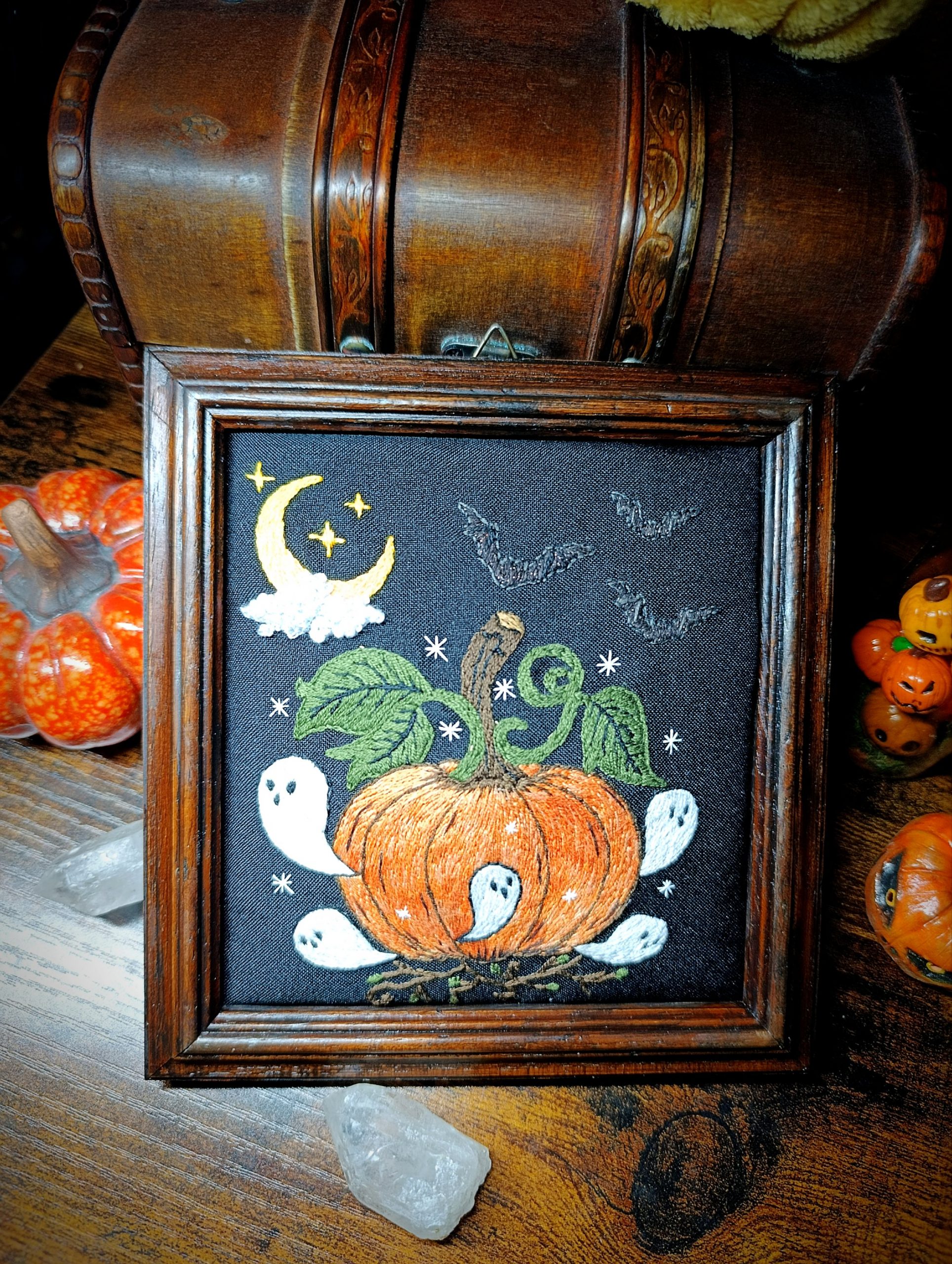 Broderie sous cadre "Les petits esprits de la citrouille"