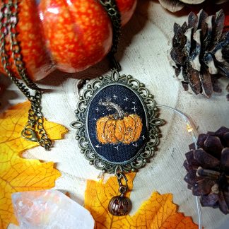 Collier pendentif broderie citrouille enchantée