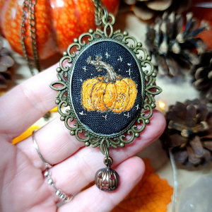 Collier pendentif broderie citrouille enchantée