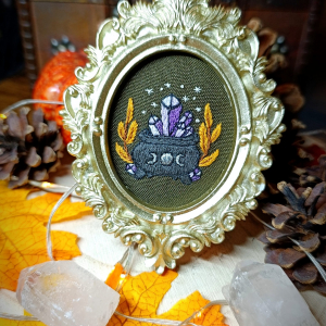 Broderie sous cadre baroque chaudron enchanté