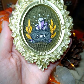 Broderie sous cadre baroque chaudron enchanté