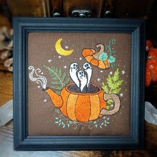 Broderie phosphorescente sous cadre "Théière d'automne aux petits fantômes"