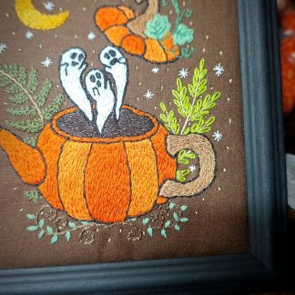 Broderie phosphorescente sous cadre 