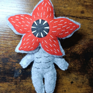 Peluche feutrine phosphorescente Demogorgon inspiration Stranger Things – fait main