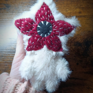Peluche fluffly Demogorgon inspiration Stranger Things – fait main