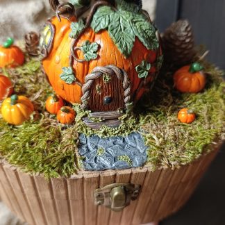 Boite en bois avec sculpture maison citrouille