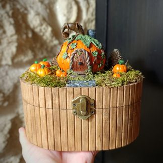 Boite en bois avec sculpture maison citrouille