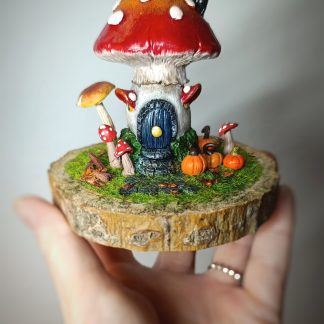 Sculpture maison champignon sur rondin de bois