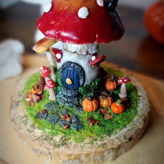 Sculpture maison champignon sur rondin de bois