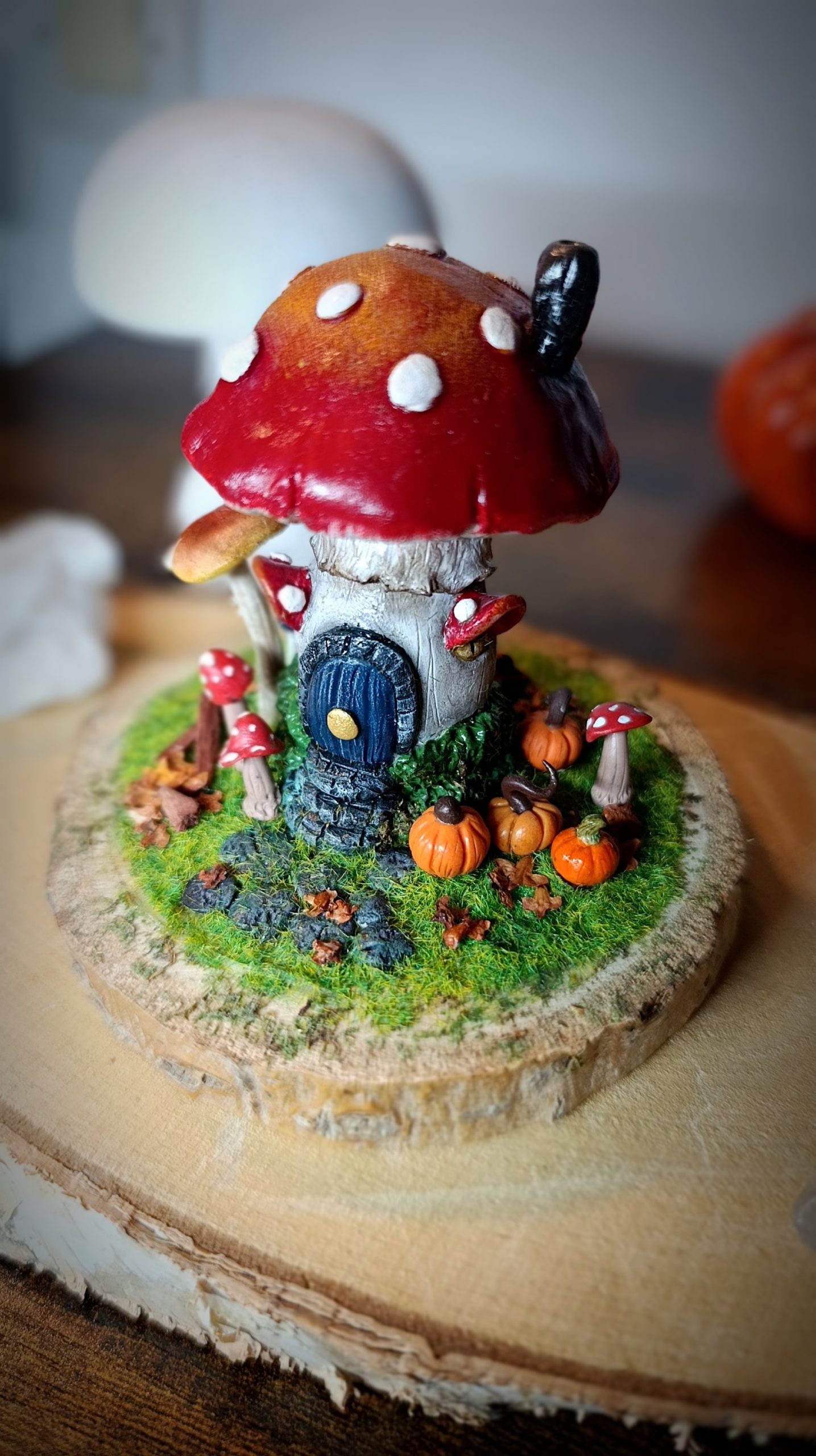 Sculpture maison champignon sur rondin de bois – Image 2