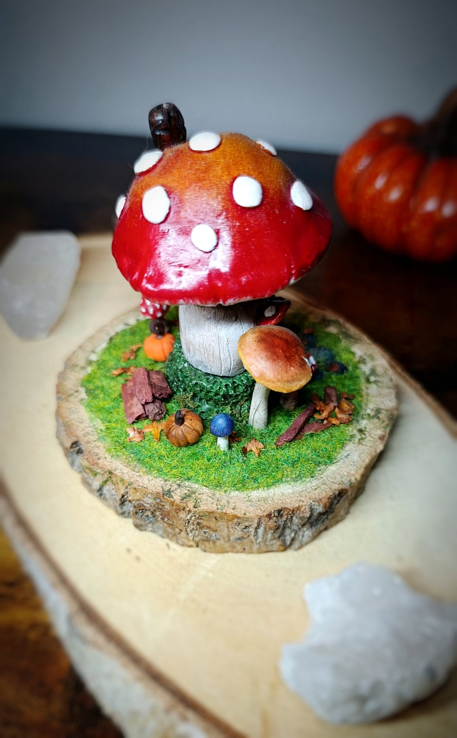 Sculpture maison champignon sur rondin de bois – Image 3