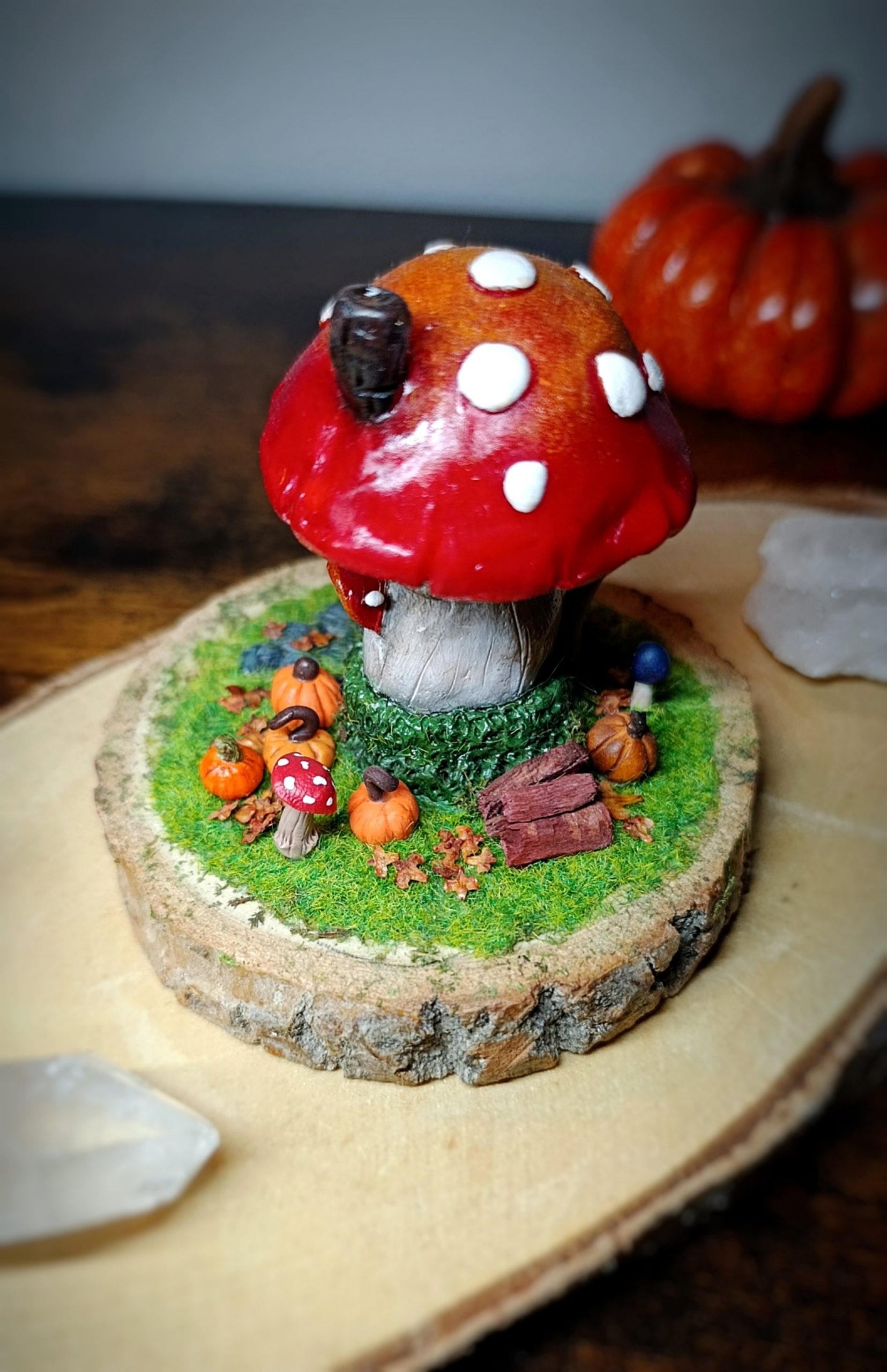 Sculpture maison champignon sur rondin de bois – Image 5