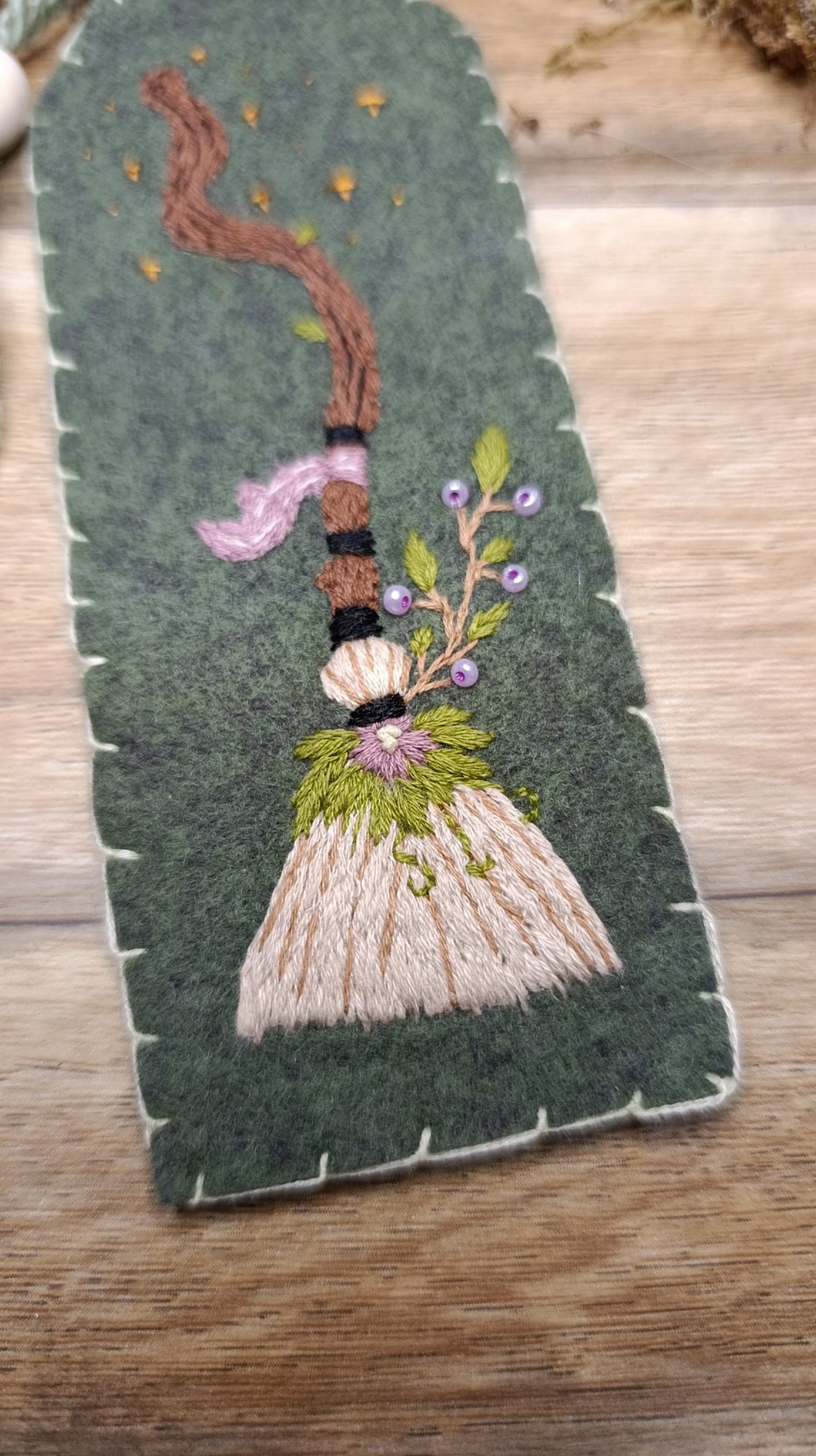 Marque page feutrine balai de sorcière fleurie - Broderie artisanale – Image 3