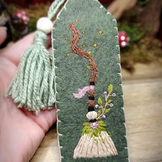 Marque page feutrine balai de sorcière fleurie - Broderie artisanale