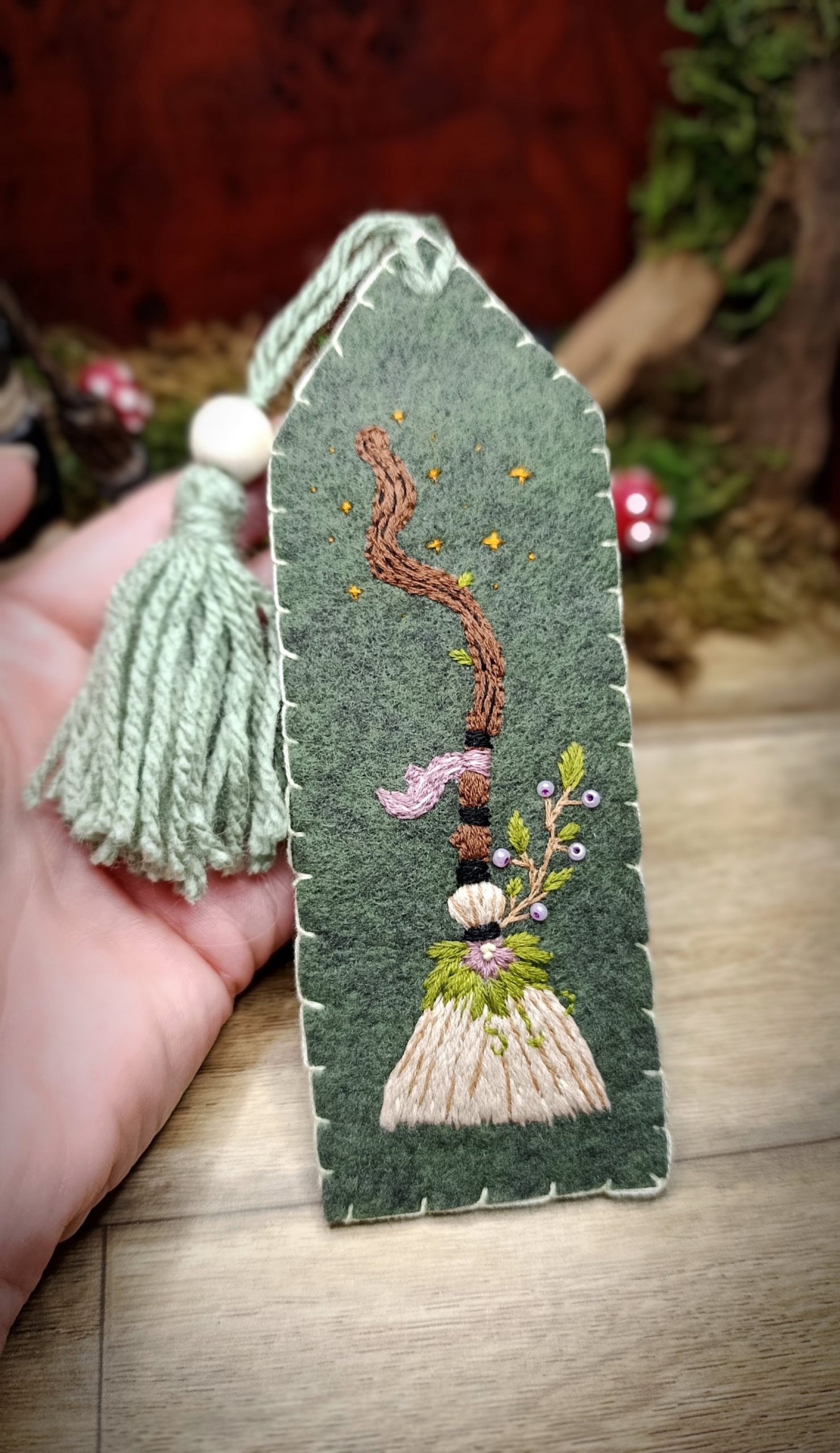 Marque page feutrine balai de sorcière fleurie - Broderie artisanale
