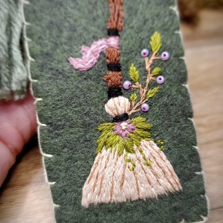 Marque page feutrine balai de sorcière fleurie - Broderie artisanale