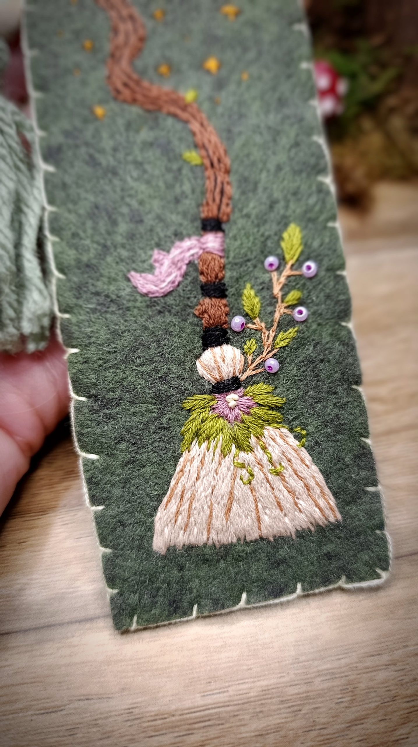 Marque page feutrine balai de sorcière fleurie - Broderie artisanale – Image 2