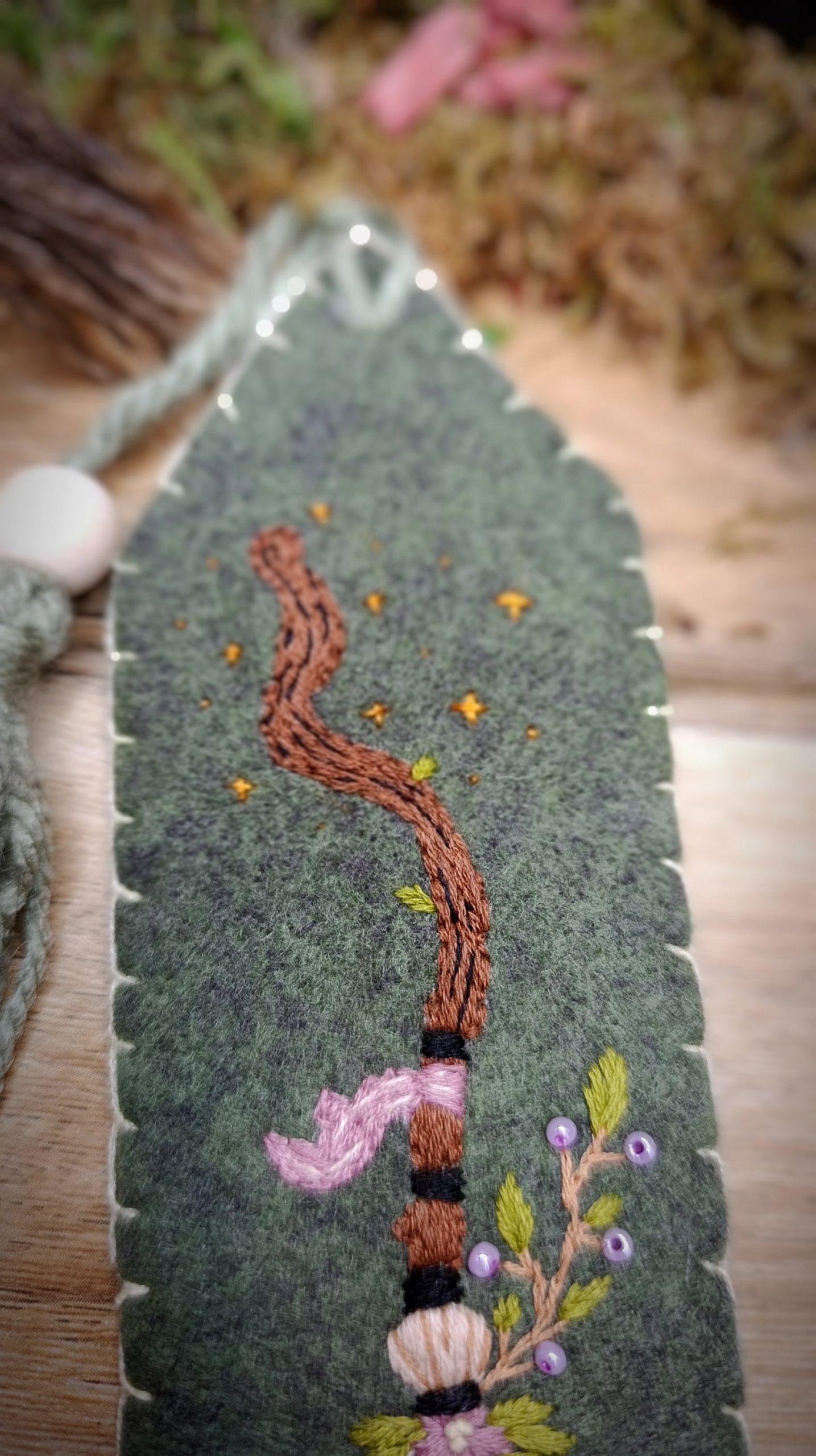 Marque page feutrine balai de sorcière fleurie - Broderie artisanale – Image 4