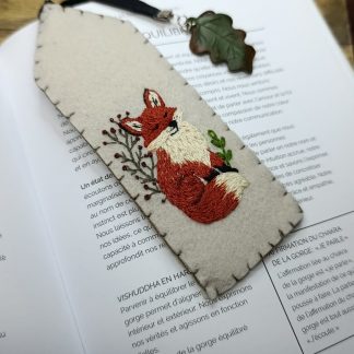 Marque-page renard brodé à la main – feuille sculptée en pâte polymère