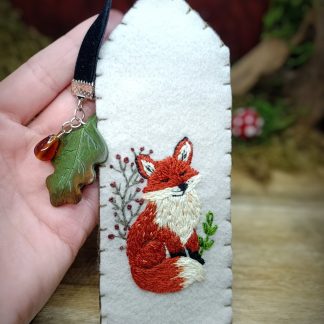 Marque-page renard brodé à la main – feuille sculptée en pâte polymère