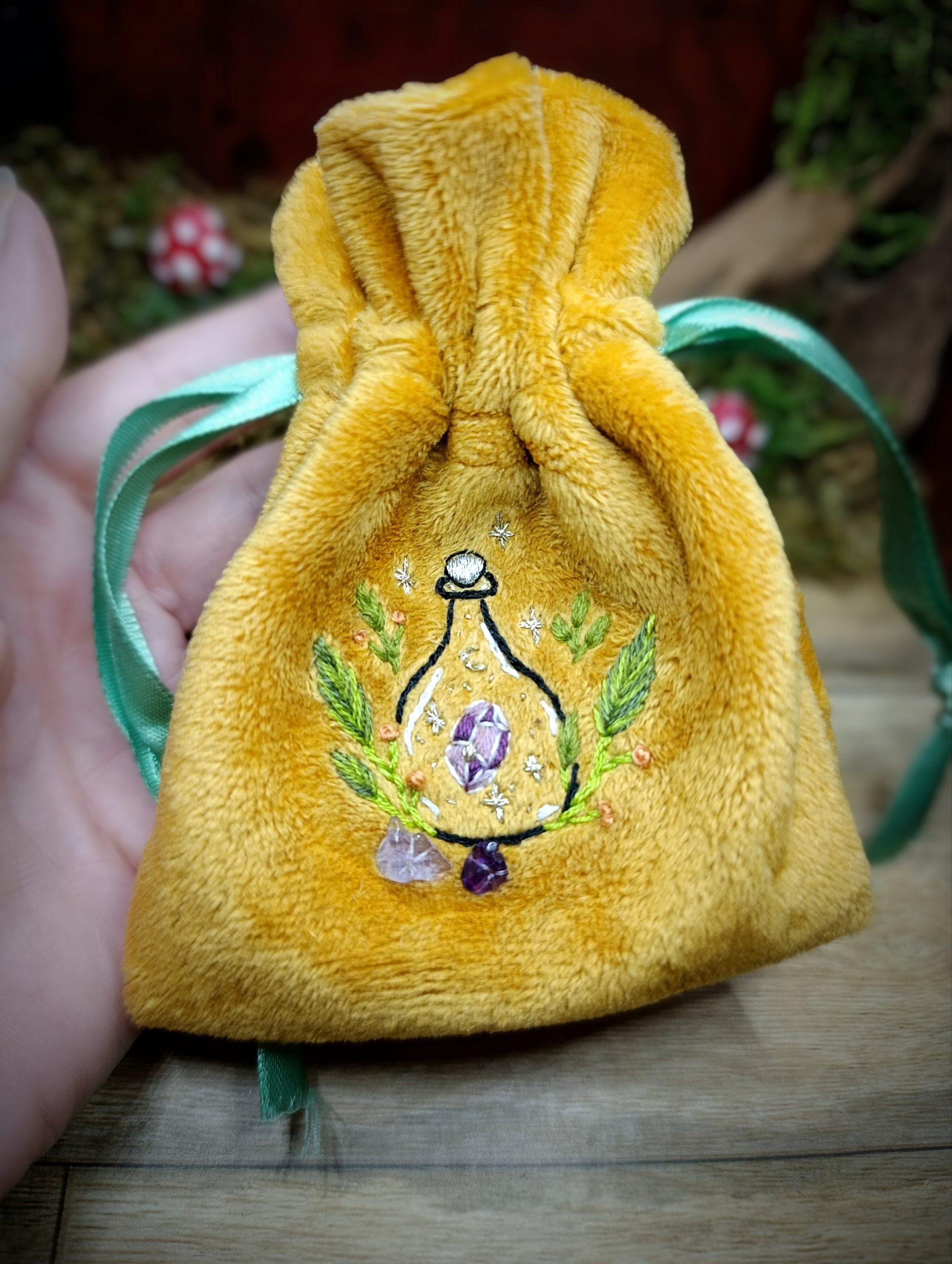 Pochon à cordon broderie potion magique avec éclats d'améthyste