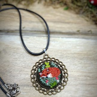 Collier avec broderie en pendentif Renard endormi