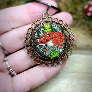 Collier avec broderie en pendentif Renard endormi