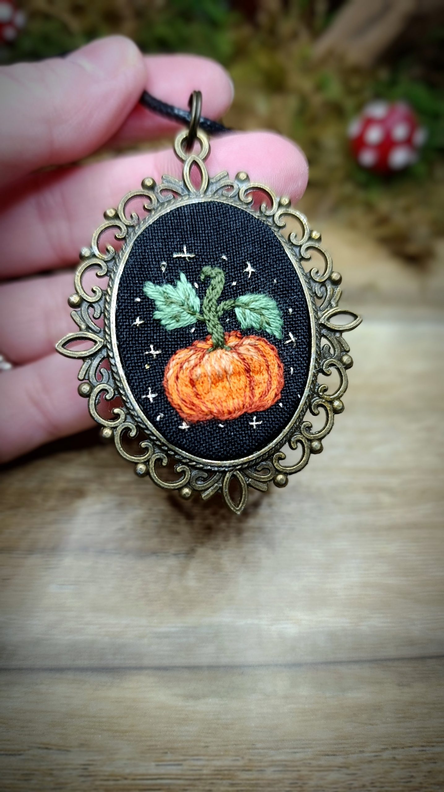 Collier avec broderie en pendentif Citrouille enchantée – Image 4