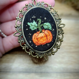 Collier avec broderie en pendentif Citrouille enchantée