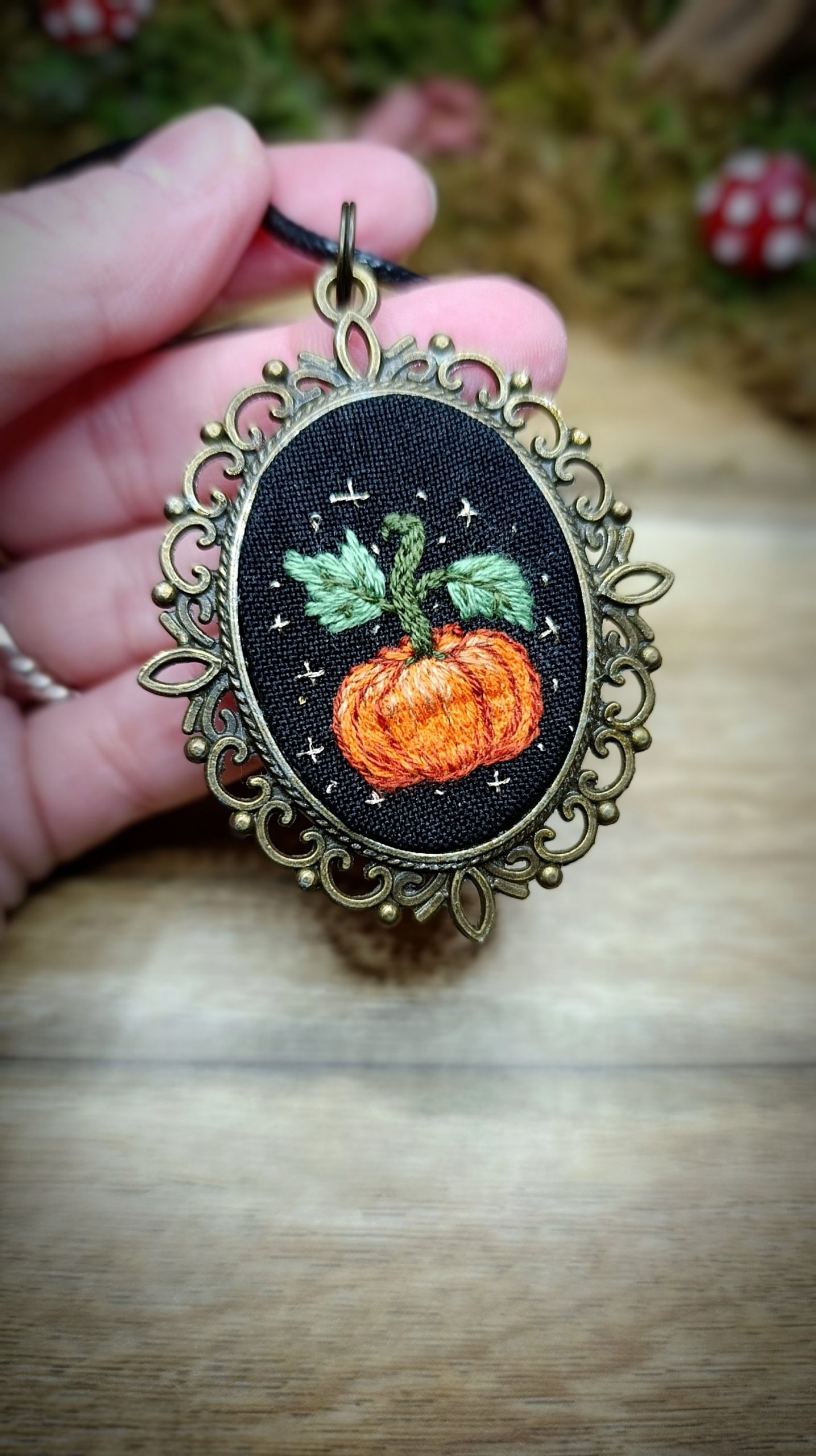 Collier avec broderie en pendentif Citrouille enchantée
