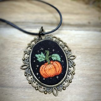 Collier avec broderie en pendentif Citrouille enchantée