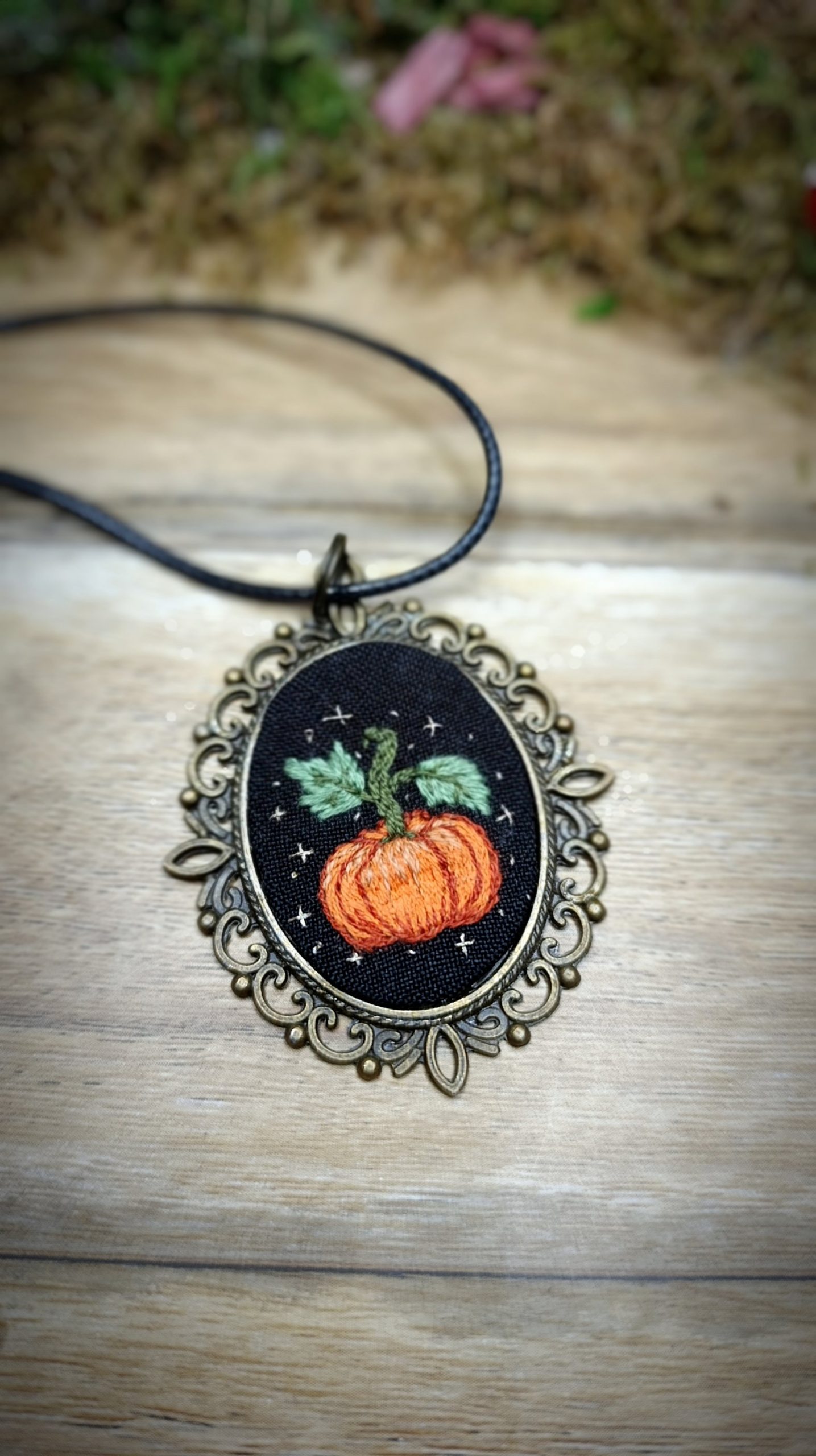Collier avec broderie en pendentif Citrouille enchantée – Image 2