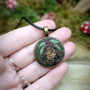 Collier avec broderie en pendentif Mandragore
