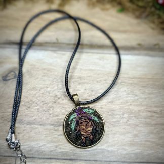 Collier avec broderie en pendentif Mandragore