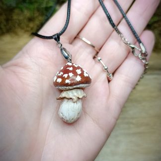 Collier avec pendentif champignon en pâte polymère