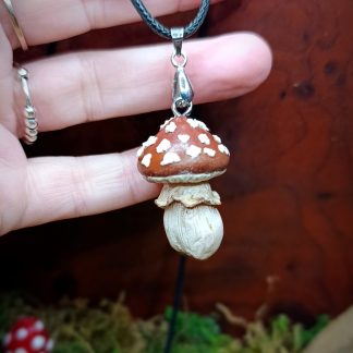 Collier avec pendentif champignon en pâte polymère