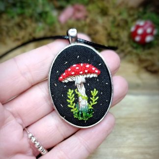 Collier avec pendentif broderie Champignon