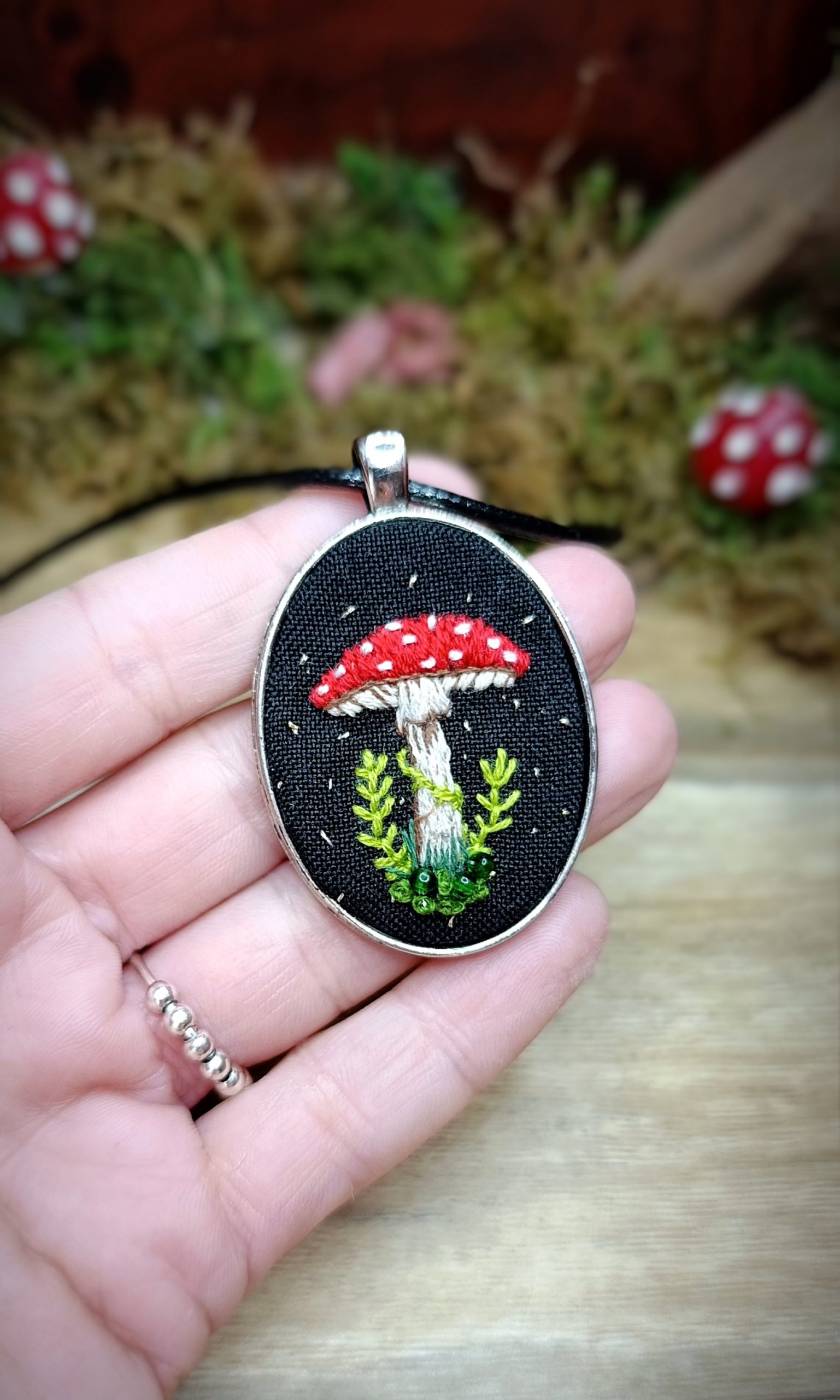 Collier avec pendentif broderie Champignon