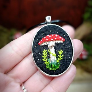 Collier avec pendentif broderie Champignon